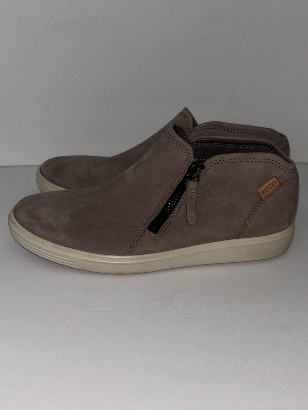 Ecco Soft 7 Low Bootie Women Size 7 Eur 38 Taupe Suede Boots $170 MSRP - Picture 2 of 6